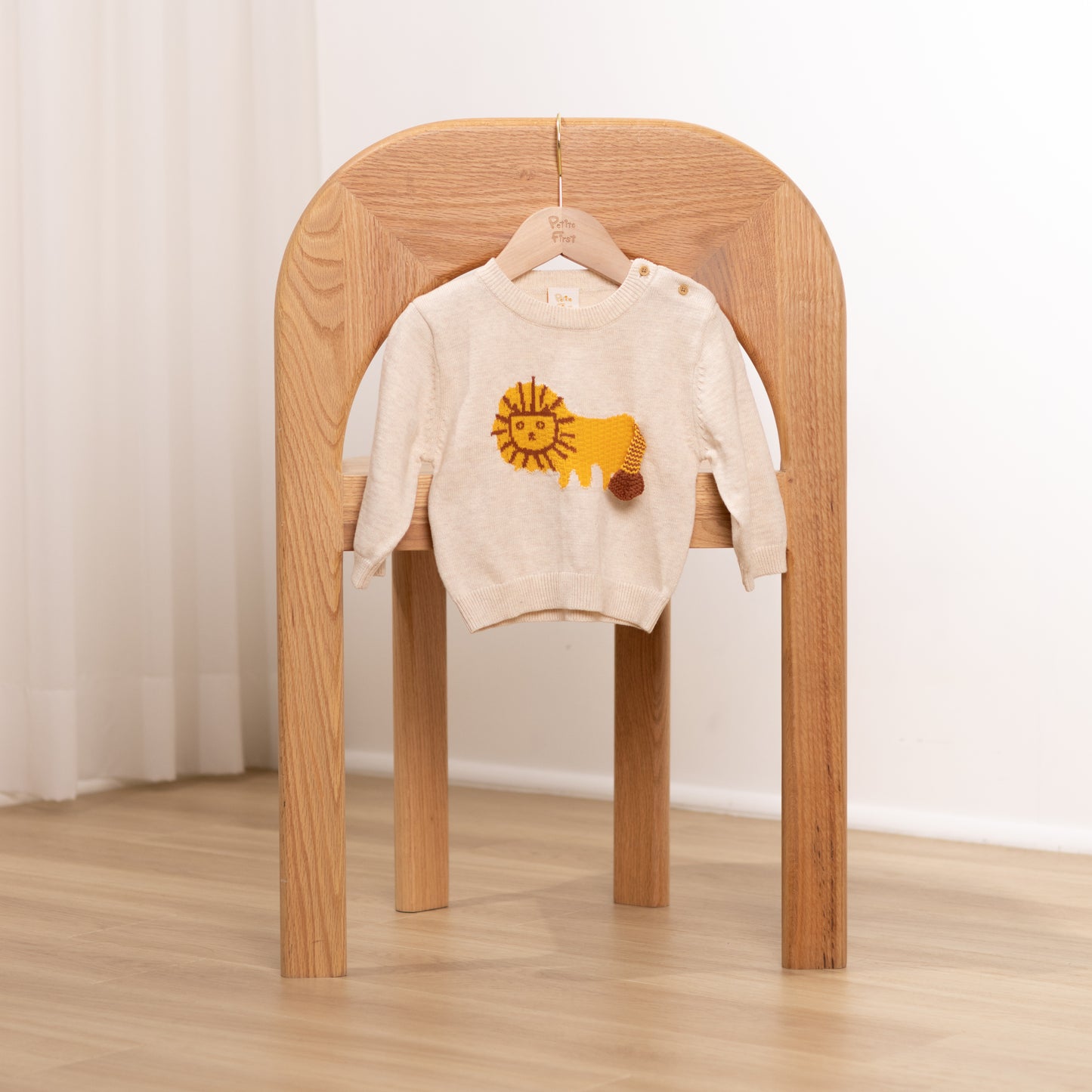 Petite First cotton baby apparel is gentle to dedicate skin. Suitable for toddlers, providing a gentle care to babies. With size ranging from 6 months to 3 years old, Lovely and stylish clothing, designed by Hong Kong designers, make the best outfit for adorable petite ones for different seasons.