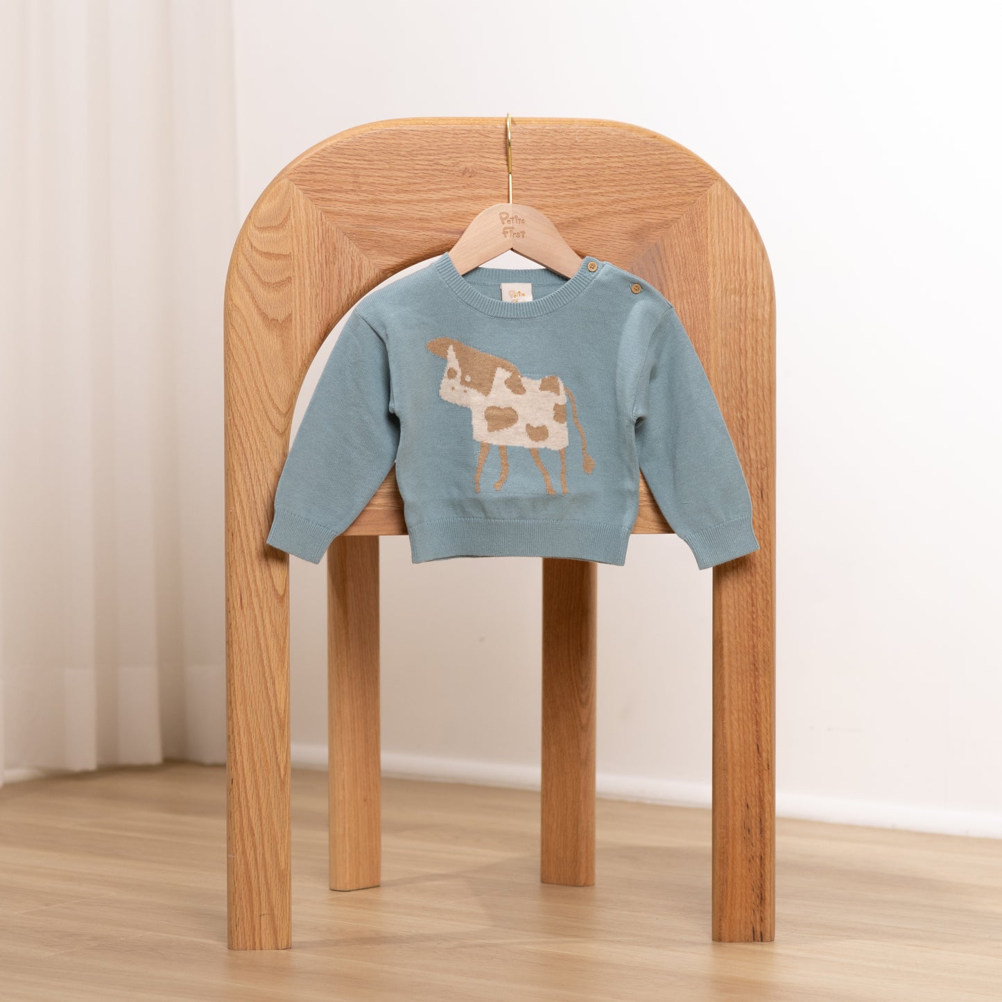 Petite First cotton baby apparel is gentle to dedicate skin. Suitable for toddlers, providing a gentle care to babies. With size ranging from 6 months to 3 years old, Lovely and stylish clothing, designed by Hong Kong designers, make the best outfit for adorable petite ones for different seasons.