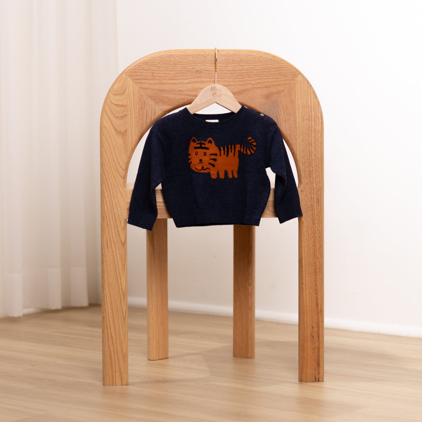 Petite First cotton baby apparel is gentle to dedicate skin. Suitable for toddlers, providing a gentle care to babies. With size ranging from 6 months to 3 years old, Lovely and stylish clothing, designed by Hong Kong designers, make the best outfit for adorable petite ones for different seasons.