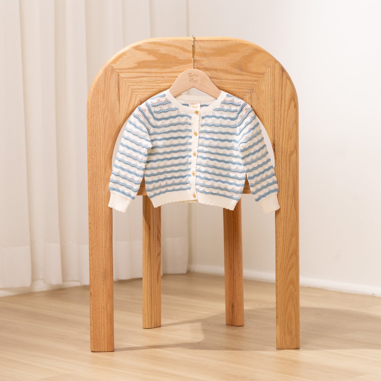 Petite First cotton baby apparel is gentle to dedicate skin. Suitable for toddlers, providing a gentle care to babies. With size ranging from 6 months to 3 years old, Lovely and stylish clothing, designed by Hong Kong designers, make the best outfit for adorable petite ones for different seasons.