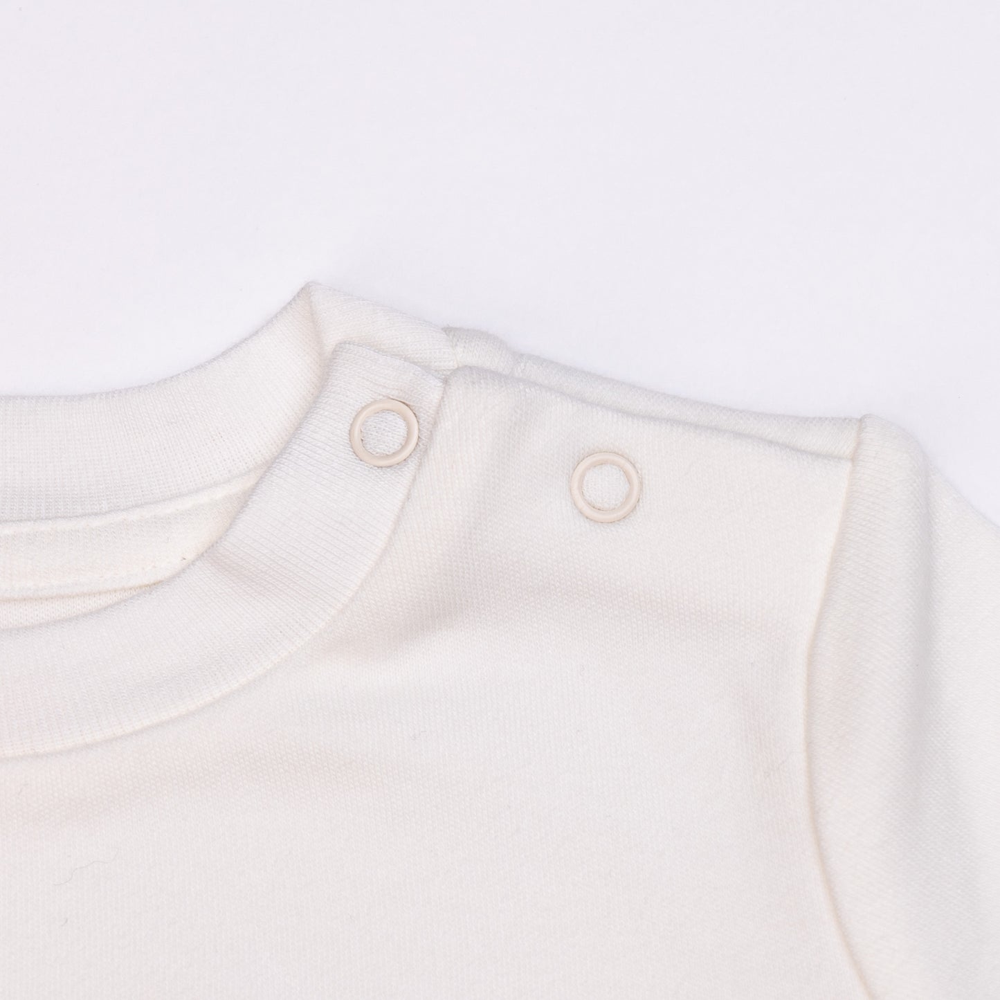 Petite First cotton baby apparel is gentle to dedicate skin. Suitable for toddlers, providing a gentle care to babies. With size ranging from 6 months to 3 years old, Lovely and stylish clothing, designed by Hong Kong designers, make the best outfit for adorable petite ones for different seasons.