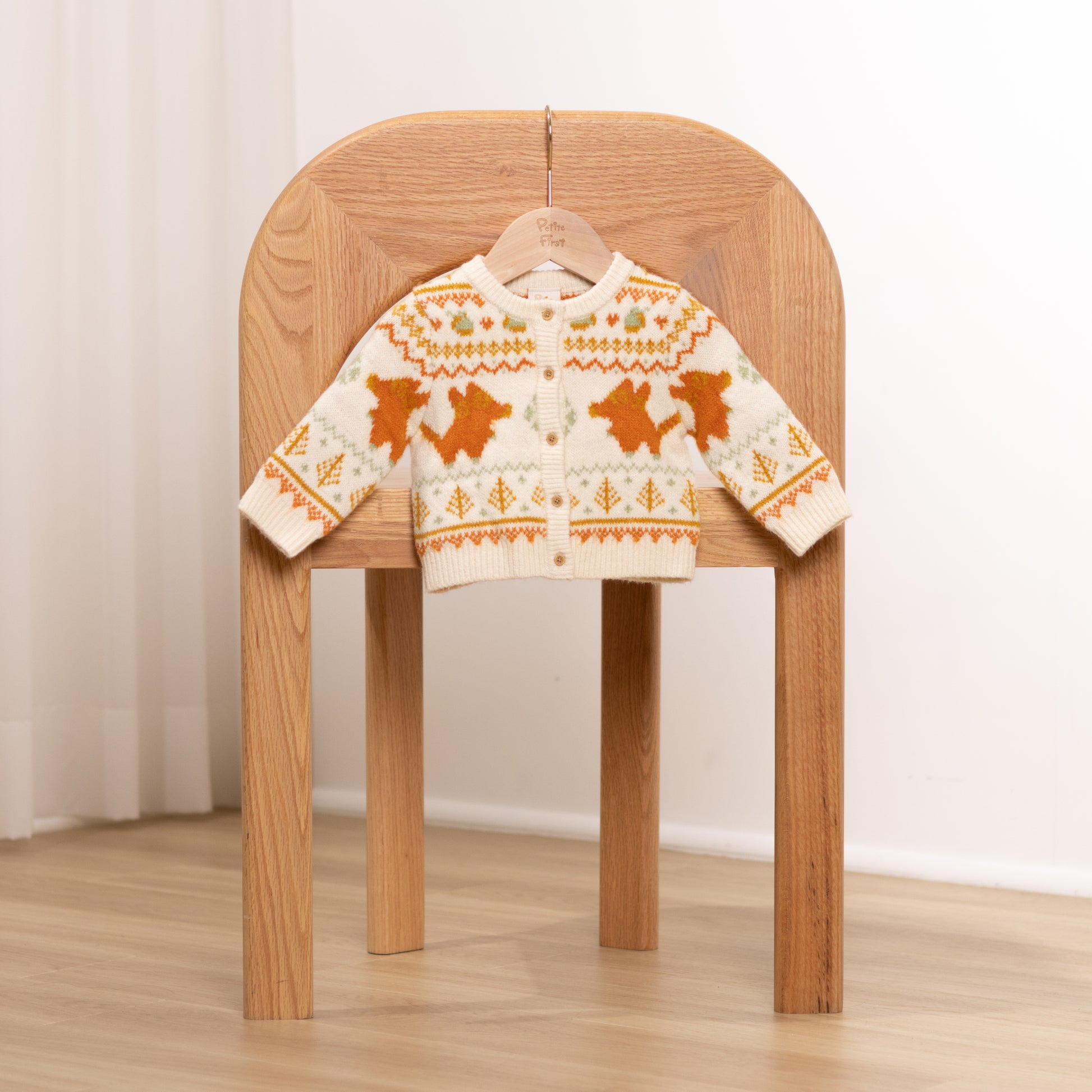 Petite First cotton baby apparel is gentle to dedicate skin. Suitable for toddlers, providing a gentle care to babies. With size ranging from 6 months to 3 years old, Lovely and stylish clothing, designed by Hong Kong designers, make the best outfit for adorable petite ones for different seasons. 