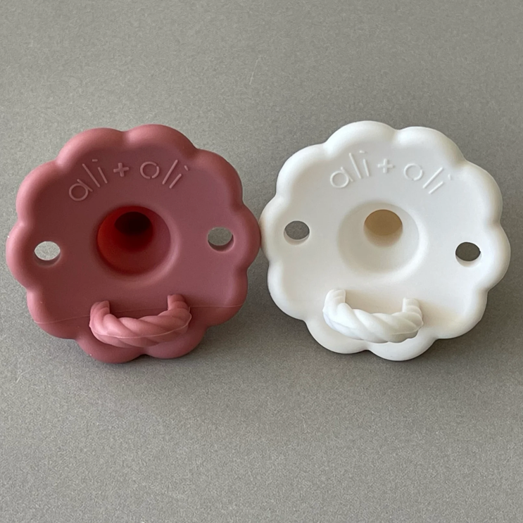 Ali+Oli Pacifier Set Flower (Cedar & Snow)